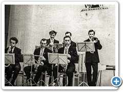 Эстрадный ансамбль преподавателей ХТЖТ, руководитель солист оркестра КДВО Иван Дроговоз (первый ряд, справа)