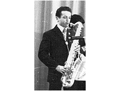 Кравец Юрий Александрович, преподаватель ХТЖТ. В техникуме выступал в составе эстрадного оркестра преподавателей и эстрадного ансамбля в качестве музыканта (саксофон, кларнет).