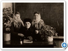 1947 г. Лидия Манакова и Татьяна Гребнева с командиром взвода П. Прудниковым