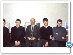 2001 г. Студенты техникума - лаборанты, обслуживающие первую компьютерную сеть техникума и преподаватель специальности РС Попов А.