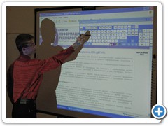 2008 г. Тестирование первой интерактивной доски проводит инженер-электроник Хлибец И.