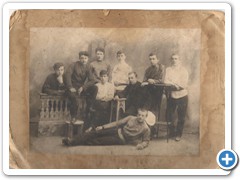 Та же группа после окончания теоретического обучения и направления на двухлетнюю производственную практику, 1909 г.