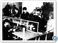 1982 г. Кабинет химии. Урок ведет преподаватель Хлопкова Мария Трифоновна