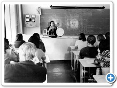 1975 г. Урок физики ведет Гончар Светлана Георгиевна. Преподавала с 1961 по 1988 год.