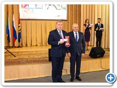 Директор ХТЖТ Ганус А.Н. и мэр г.Хабаровска Кравчук С.А. после вручения приза победителя конкурса музеев