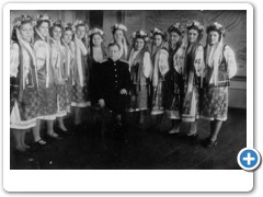 Женская группа танцевального коллектива  Школы военных техников,  конец 40-х годов.  В центре начальник Школы А.С.Вижайкин