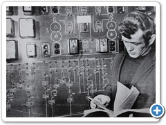Стенд «Автомат включения резервного трансформатора». Выполнен членом технического кружка «Энергетик» А. Лещевым, 1972 г.